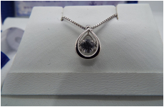 ダンシングストーン　ネックレス　J